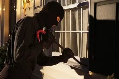 صورة تظهر باب شقة تعرضت لسرقة ببرشيد، مع التركيز على الأقفال المكسورة بطريقة غير تقليدية.