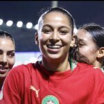 صورة جماعية للاعبات المنتخب المغربي للسيدات لأقل من 17 سنة يحتفلن بالفوز على نيوزيلندا في كأس العالم.