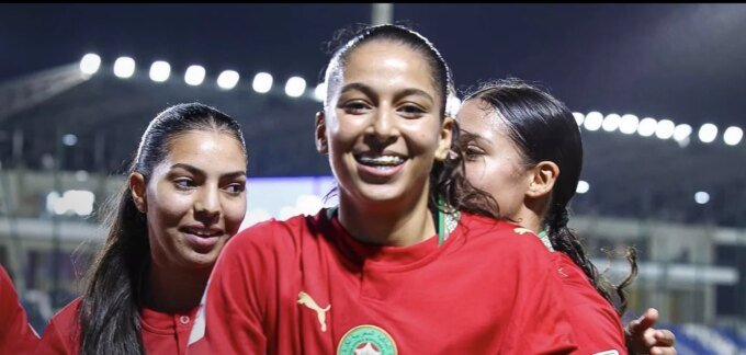 صورة جماعية للاعبات المنتخب المغربي للسيدات لأقل من 17 سنة يحتفلن بالفوز على نيوزيلندا في كأس العالم.