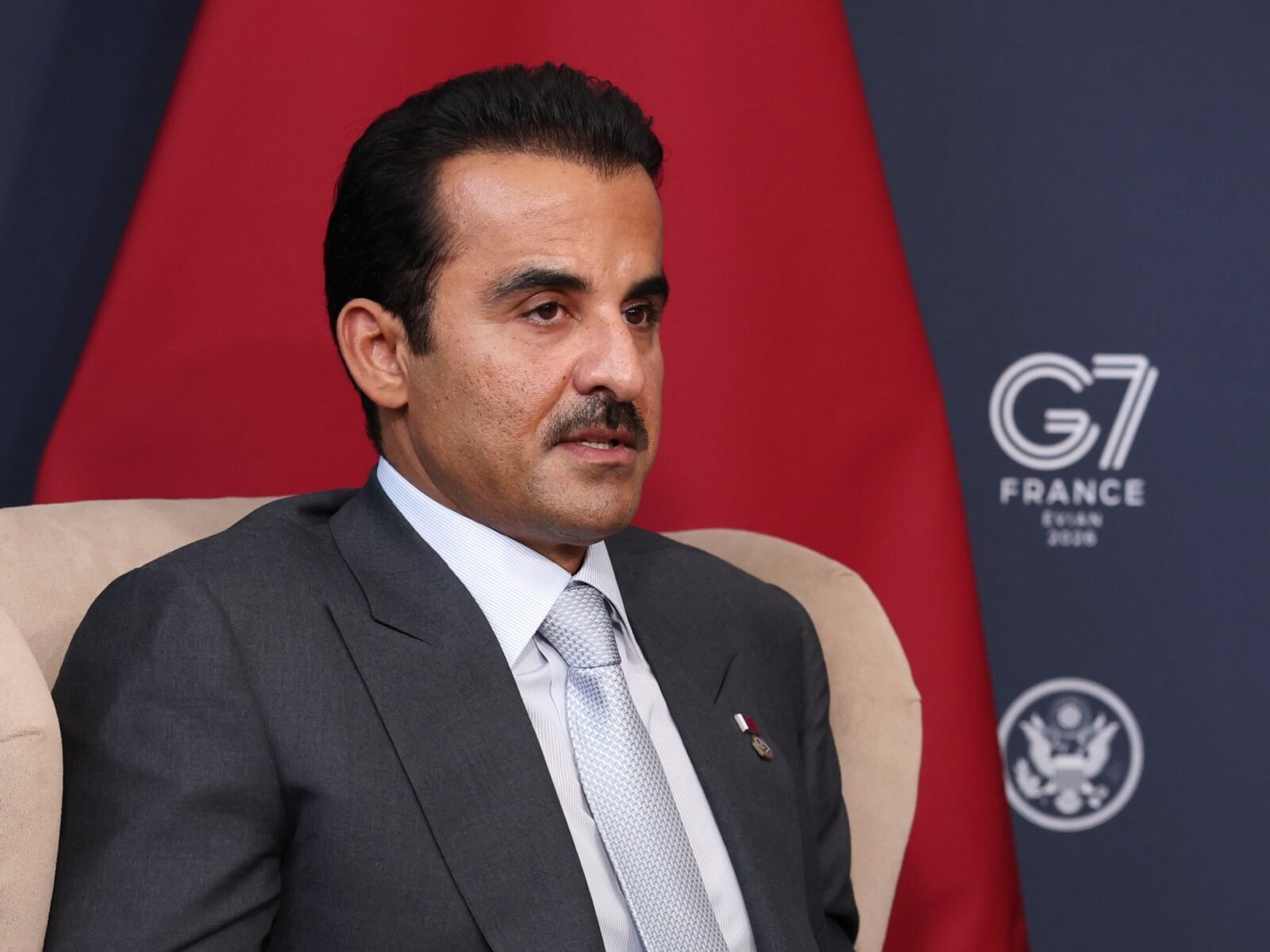 الشيخ تميم بن حمد آل ثاني أمير قطر والرئيس الأمريكي دونالد ترامب في اجتماع ثنائي على هامش قمة مجموعة السبع.