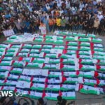 الأرقام الصادمة لضحايا حرب غزة: الفئات الهشة تدفع الثمن الأكبر 6 جنازة جماعية في حي الزيتون بمدينة غزة تظهر حجم الخسائر البشرية.