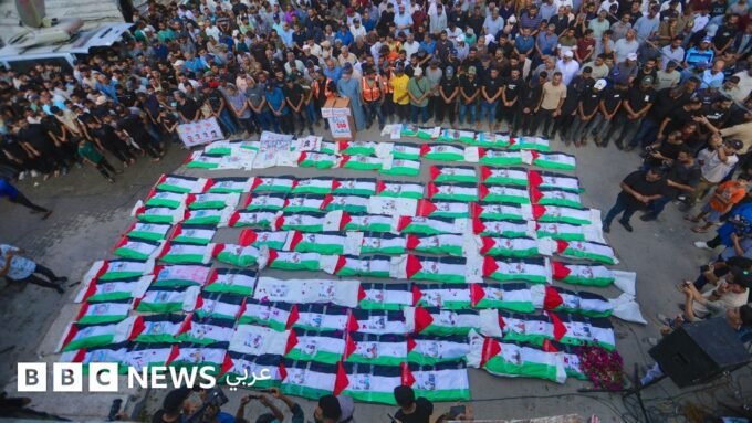 جنازة جماعية في حي الزيتون بمدينة غزة تظهر حجم الخسائر البشرية.