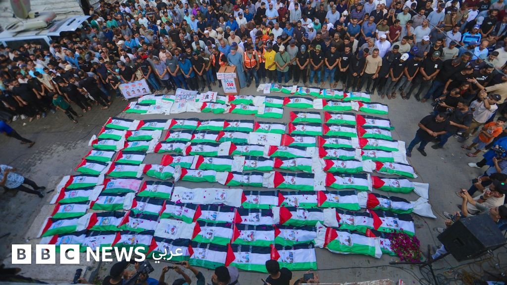 جنازة جماعية في حي الزيتون بمدينة غزة تظهر حجم الخسائر البشرية.
