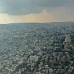 صورة لمدينة عمان تحت سماء غائمة جزئياً مع قطرات مطر خفيفة تعكس الأجواء الخريفية المتوقعة.