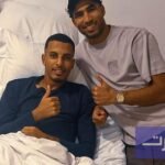 صورة تجمع اللاعبين المغربيين عز الدين أوناحي وأشرف حكيمي في المستشفى بعد عملية أوناحي الجراحية.