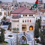 صورة لمجلس الوزراء الأردني أثناء اجتماع أو مبنى حكومي يرمز للقرارات الاقتصادية