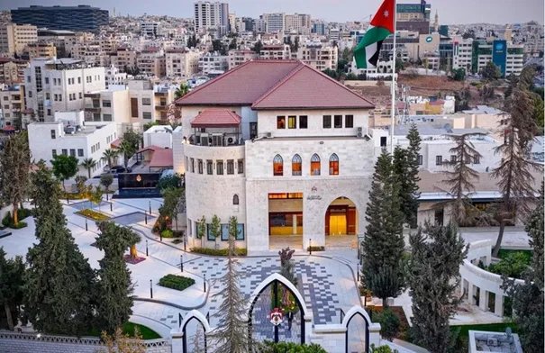 صورة لمجلس الوزراء الأردني أثناء اجتماع أو مبنى حكومي يرمز للقرارات الاقتصادية