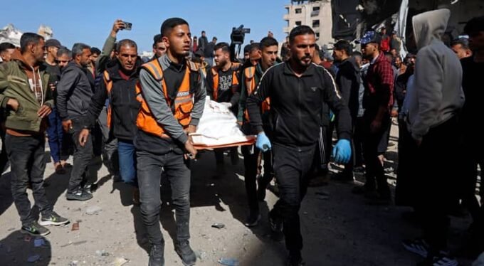 تصعيد في غزة: شهيد وجرحى بقصف مسيرة إسرائيلية يستهدف حي التفاح 9 صورة أرشيفية تظهر آثار قصف في قطاع غزة، مع دخان يتصاعد من مبانٍ متضررة.