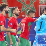 صورة لمنتخب المغرب لكرة القدم داخل القاعة يحتفل بفوز في بطولة كأس أمم إفريقيا