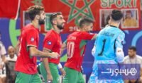 صورة لمنتخب المغرب لكرة القدم داخل القاعة يحتفل بفوز في بطولة كأس أمم إفريقيا