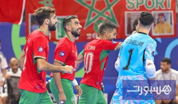 صورة لمنتخب المغرب لكرة القدم داخل القاعة يحتفل بفوز في بطولة كأس أمم إفريقيا
