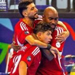 لاعبون من المنتخبين الجزائري والليبي يتنافسون على الكرة خلال مباراة كرة القدم داخل القاعة في كأس أمم إفريقيا 2026.
