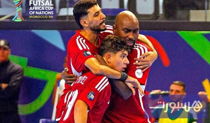 لاعبون من المنتخبين الجزائري والليبي يتنافسون على الكرة خلال مباراة كرة القدم داخل القاعة في كأس أمم إفريقيا 2026.
