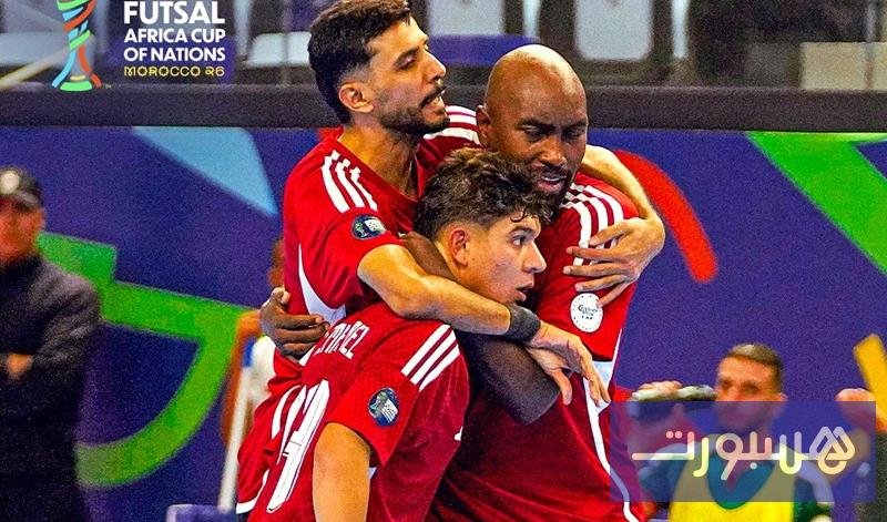 لاعبون من المنتخبين الجزائري والليبي يتنافسون على الكرة خلال مباراة كرة القدم داخل القاعة في كأس أمم إفريقيا 2026.