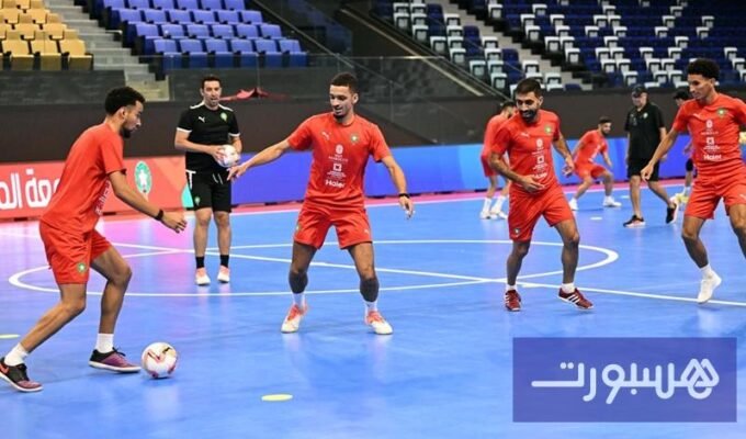 صورة جماعية للاعبي المنتخب المغربي لكرة القدم داخل القاعة خلال حصة تدريبية