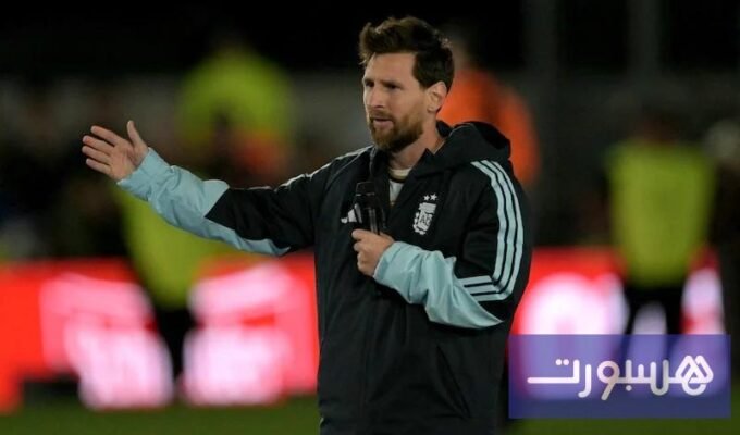 صورة ليونيل ميسي بقميص منتخب الأرجنتين يودع الجماهير