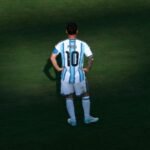 صورة ليونيل ميسي يرتدي جاكيت زيتي وقميص بيج في معسكر منتخب الأرجنتين