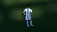 صورة ليونيل ميسي يرتدي جاكيت زيتي وقميص بيج في معسكر منتخب الأرجنتين