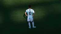 صورة ليونيل ميسي يرتدي جاكيت زيتي وقميص بيج في معسكر منتخب الأرجنتين