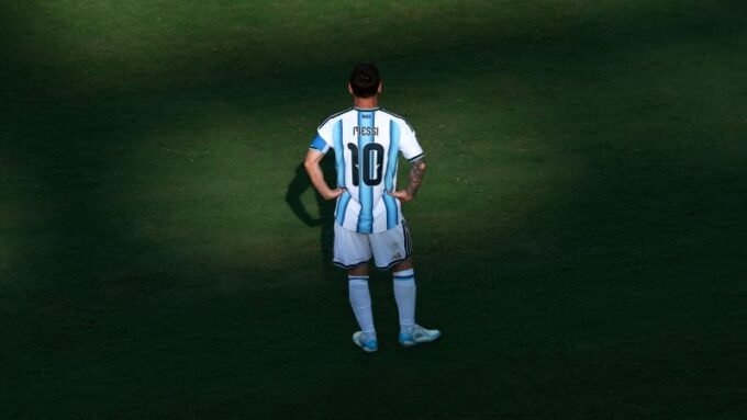 صورة ليونيل ميسي يرتدي جاكيت زيتي وقميص بيج في معسكر منتخب الأرجنتين