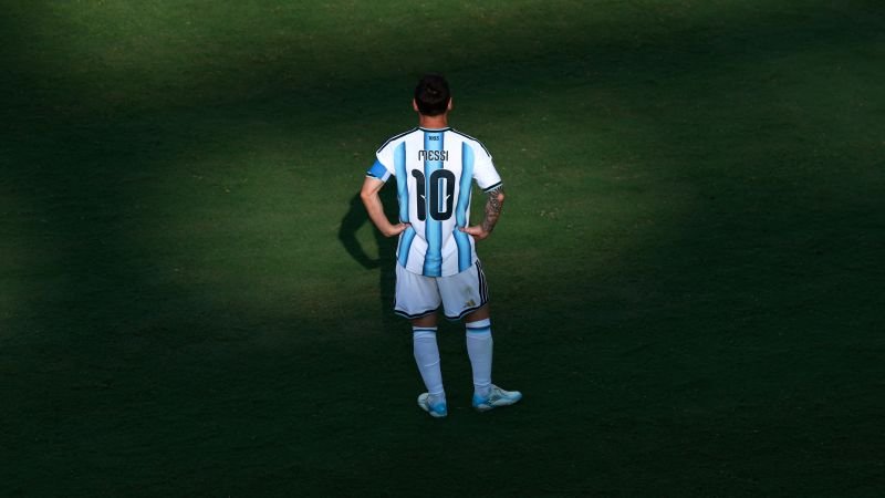صورة ليونيل ميسي يرتدي جاكيت زيتي وقميص بيج في معسكر منتخب الأرجنتين