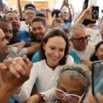 عودة ماريا كورينا ماتشادو إلى فنزويلا: تحولات سياسية مرتقبة 6 ماريا كورينا ماتشادو تصل إلى كنيسة في لارا، فنزويلا، وسط استقبال حاشد من أنصارها.