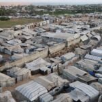 صورة لمخيم للنازحين الفلسطينيين في المواصي بقطاع غزة، يظهر حجم المعاناة الإنسانية بعد عام من الهدنة المزعومة.