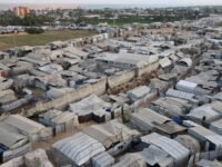 صورة لمخيم للنازحين الفلسطينيين في المواصي بقطاع غزة، يظهر حجم المعاناة الإنسانية بعد عام من الهدنة المزعومة.
