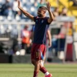 صورة للنجم محمد صلاح وهو نائم ويحتضن طفله الرضيع "ليل" في لقطة أبوية دافئة.
