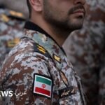 صورة لمحمد باقر قاليباف، رئيس مجلس الشورى الإيراني، يتحدث في مؤتمر صحفي.