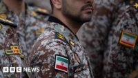 صورة لمحمد باقر قاليباف، رئيس مجلس الشورى الإيراني، يتحدث في مؤتمر صحفي.