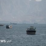 صورة جوية لمضيق هرمز تظهر ناقلة نفط تمر عبر الممر المائي الاستراتيجي.