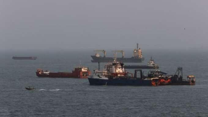 صورة لمضيق هرمز تظهر سفينة شحن أو قوات بحرية إيرانية في منطقة متوترة