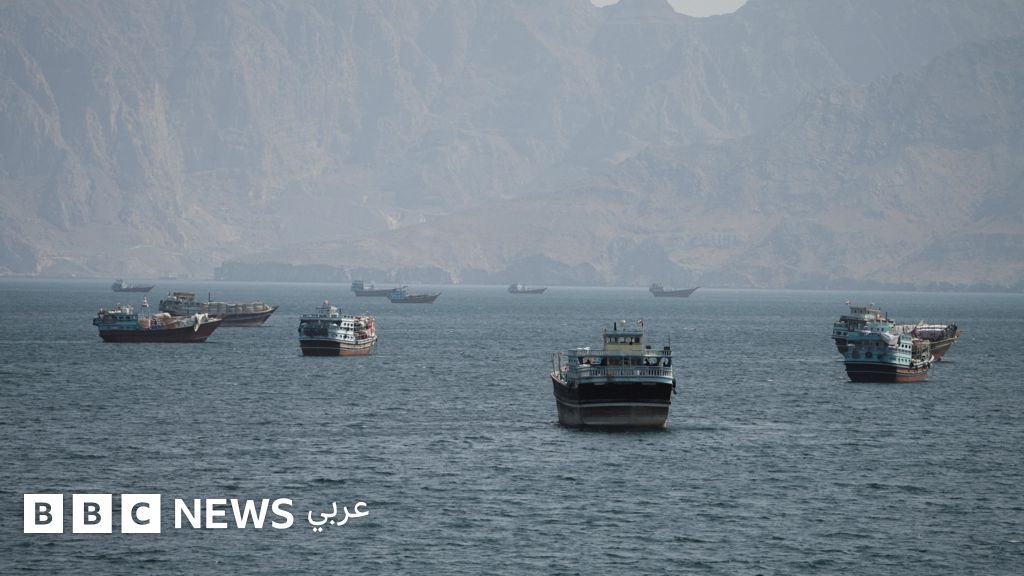 صورة جوية لمضيق هرمز تظهر ناقلة نفط تمر عبر الممر المائي الاستراتيجي.