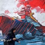 صورة لناقلة نفط مشتعلة في مضيق هرمز مع سحب دخان كثيفة