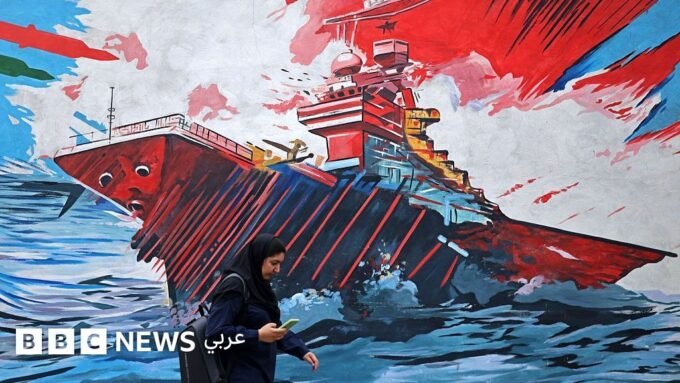 صورة لناقلة نفط مشتعلة في مضيق هرمز مع سحب دخان كثيفة