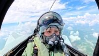 ملكة تايلاند سوثيدا مرتدية زي الطيار داخل قمرة قيادة طائرة مقاتلة من طراز JAS 39 C Gripen