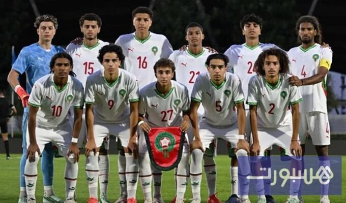 فرحة لاعبي منتخب المغرب لأقل من 17 سنة بعد تسجيل هدف في مرمى الغابون خلال مباراة ودية بمركب محمد السادس.