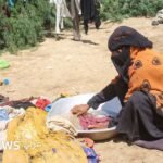 صورة تظهر نازحين يمنيين يبحثون عن الأمان، في ظل تصاعد القتال والأزمة الإنسانية.