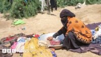 صورة تظهر نازحين يمنيين يبحثون عن الأمان، في ظل تصاعد القتال والأزمة الإنسانية.