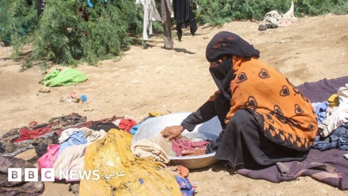 تصعيد في اليمن: الحوثيون يجددون استهداف مطار الرياض وأنباء عن أضرار جسيمة 9 صورة تظهر نازحين يمنيين يبحثون عن الأمان، في ظل تصاعد القتال والأزمة الإنسانية.