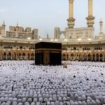 صورة جوية للمسجد الحرام في مكة المكرمة أو المسجد النبوي في المدينة المنورة، ترمز للمقدسات الإسلامية المستهدفة.