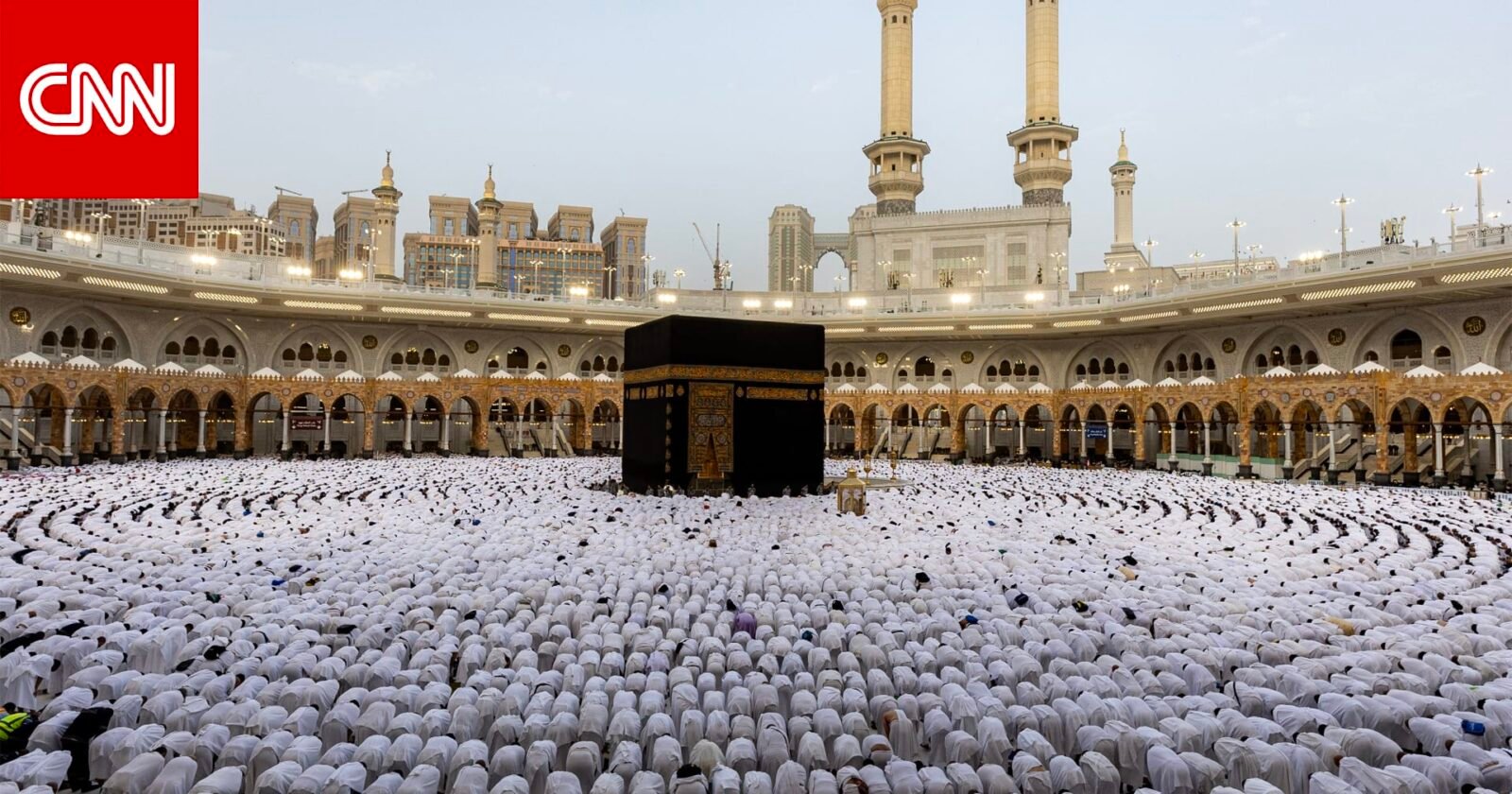 علاء مبارك يدين هجمات الحوثيين على مكة والمدينة: "استفزاز لمشاعر المسلمين" 3 صورة جوية للمسجد الحرام في مكة المكرمة أو المسجد النبوي في المدينة المنورة، ترمز للمقدسات الإسلامية المستهدفة.