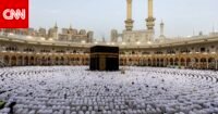صورة جوية للمسجد الحرام في مكة المكرمة أو المسجد النبوي في المدينة المنورة، ترمز للمقدسات الإسلامية المستهدفة.