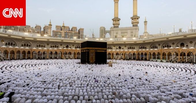 علاء مبارك يدين هجمات الحوثيين على مكة والمدينة: "استفزاز لمشاعر المسلمين" 6 صورة جوية للمسجد الحرام في مكة المكرمة أو المسجد النبوي في المدينة المنورة، ترمز للمقدسات الإسلامية المستهدفة.
