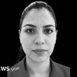 صورة تظهر دخاناً ولهباً في مطار الملك خالد الدولي بالرياض بعد هجوم، مع صور للمضيفة عزة رمزي والطيار حمود الكلثمي.