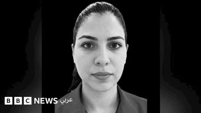 صورة تظهر دخاناً ولهباً في مطار الملك خالد الدولي بالرياض بعد هجوم، مع صور للمضيفة عزة رمزي والطيار حمود الكلثمي.