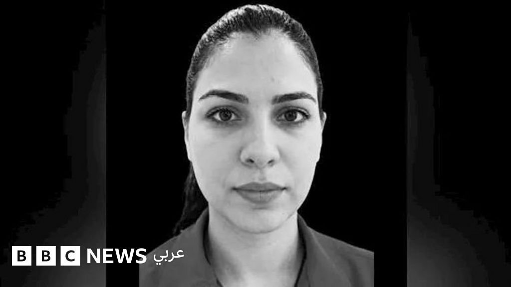 مأساة عزة وحمود: ضحايا هجمات مطار الرياض يثيران تعاطفاً إنسانياً واسعاً 3 صورة تظهر دخاناً ولهباً في مطار الملك خالد الدولي بالرياض بعد هجوم، مع صور للمضيفة عزة رمزي والطيار حمود الكلثمي.