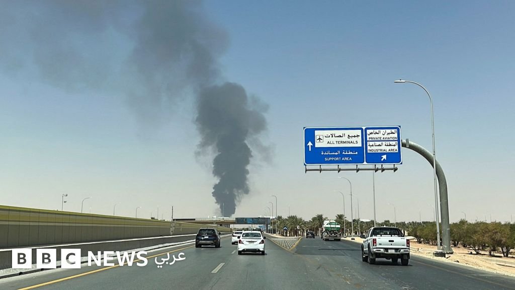صورة لدخان يتصاعد من مستودع في مطار الملك خالد الدولي بالرياض بعد هجوم