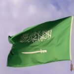 صورة لدفاعات جوية سعودية تعترض صاروخاً في سماء المملكة